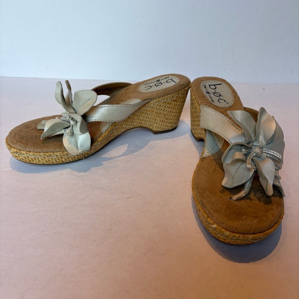 b.o.c. Women's Cream Leather Wedge Sandals Thong style Floral decor size 8M/W